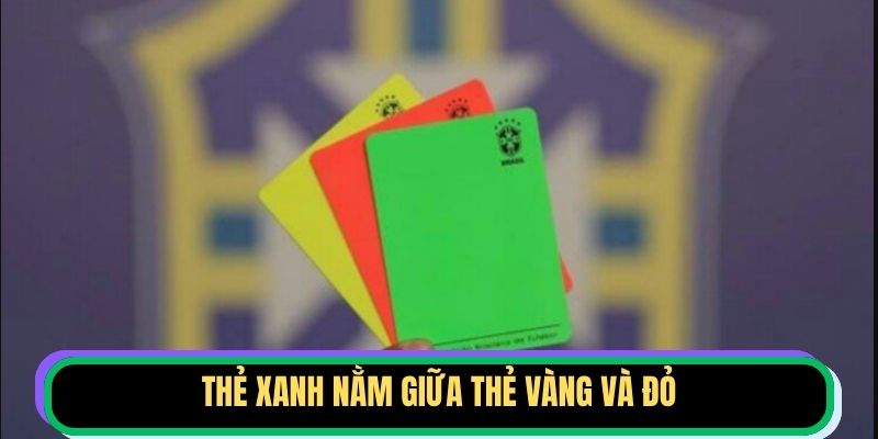 Thẻ xanh nằm giữa thẻ vàng và đỏ