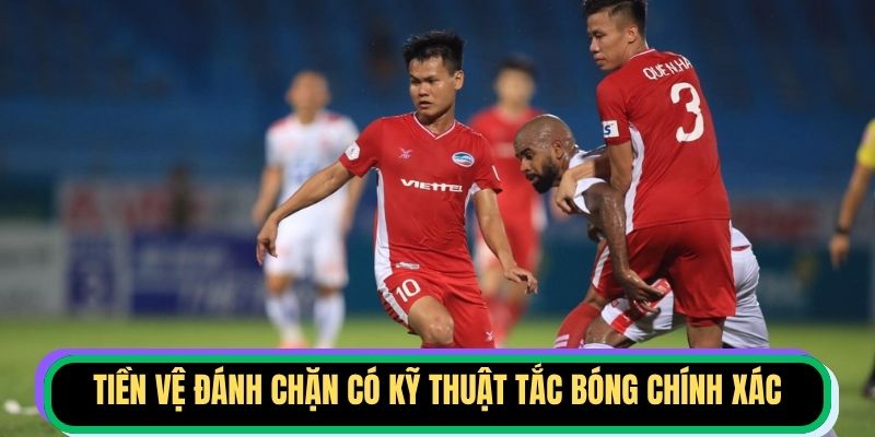 Tiền vệ đánh chặn có kỹ thuật tắc bóng chính xác